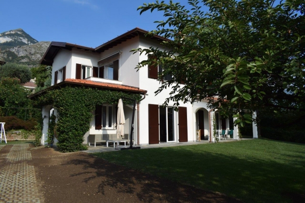 Finestre in PVC bianco classico e persiane in alluminio per una villa sul lago di Como