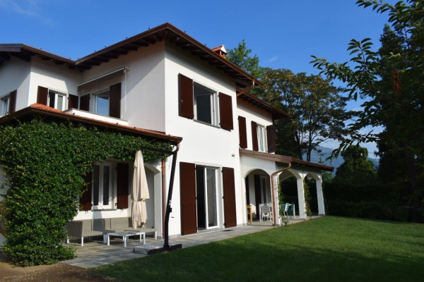 Finestre in PVC bianco classico e persiane in alluminio per una villa sul lago di Como