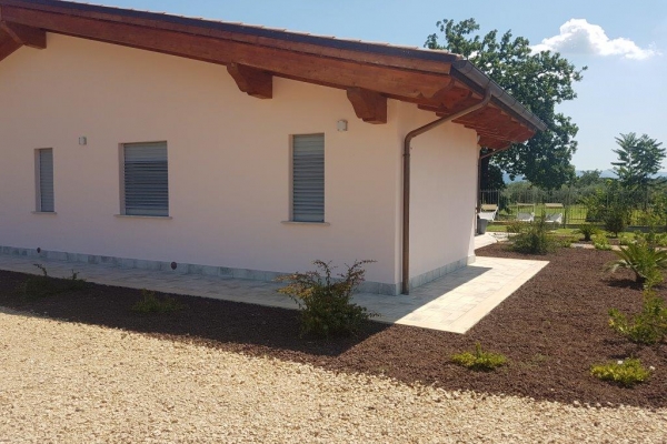 Finestre in pvc DOMUS ed avvolgibile GELOSJA per un b&b a Roccasecca (FR)