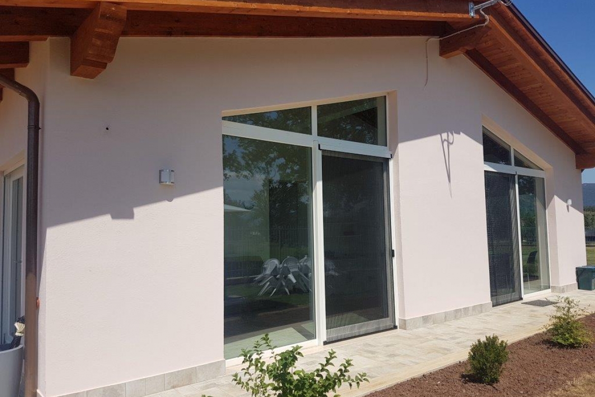 Finestre in pvc DOMUS ed avvolgibile GELOSJA per un b&b a Roccasecca (FR)